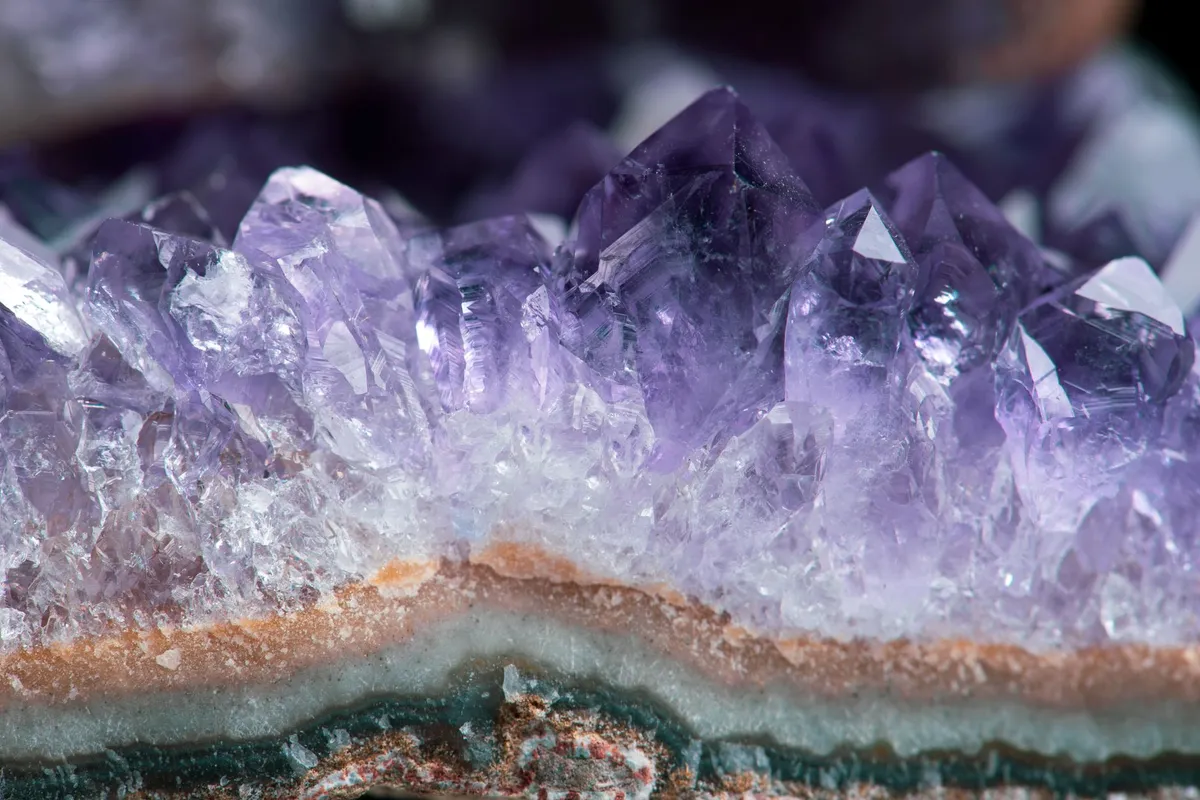 Cornaline, obsidienne, howlite : vertus des pierres méconnues